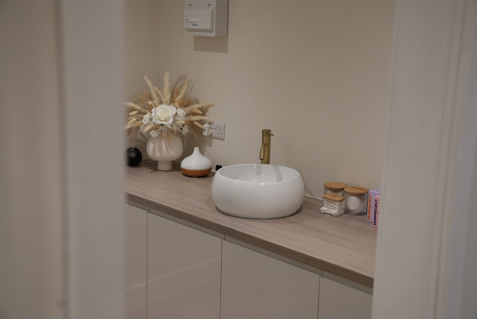 Treatment room vanity